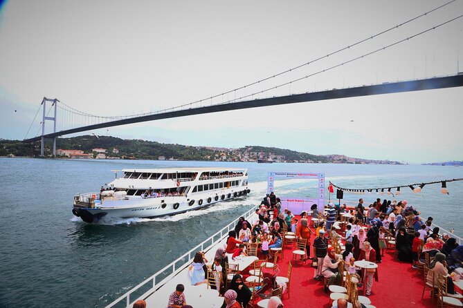2-Hour Bosphorus Cruise in Istanbul with Guide - Boat comfort and photo strategy for a 2-hour loop
