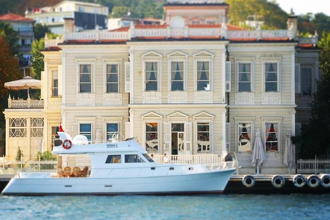 2-Hour Private Luxury Yacht Cruise on Bosphorus with Transfers - Topkapi Palace and Maiden’s Tower: two sights that always get the camera out