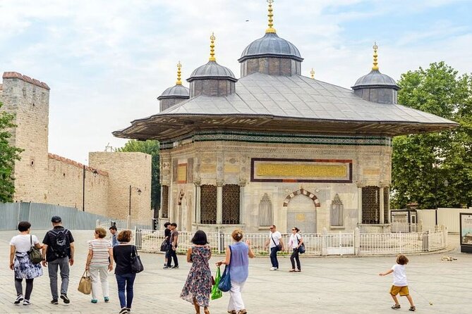 Blue Mosque, Hagia Sophia, Topkapı Palace &Grand Bazaar Tour - Topkapi Palace: Ottoman Power, Sacred Relics, and the Golden Horn