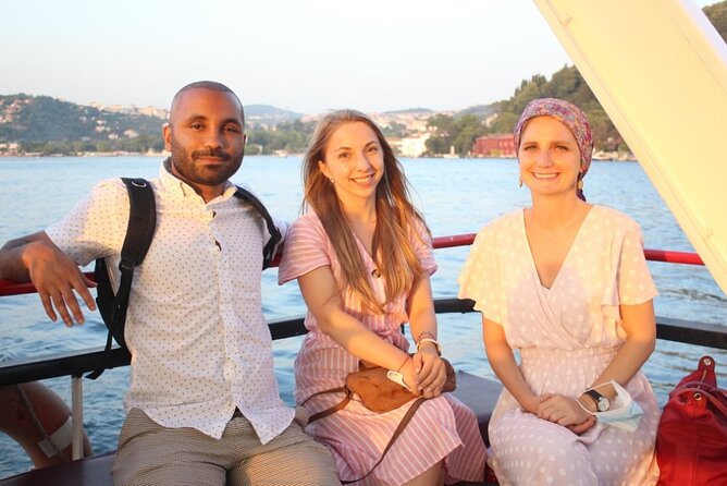 Bosphorus Sightseeing Cruise Tour with Audio Guide - Asian side highlights: forts, Beylerbeyi Palace, and Kız Kulesi