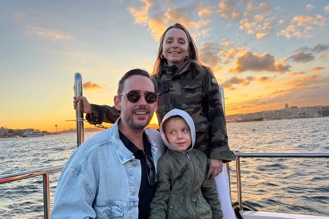 Budget Evening Cruise: Dinner, Live Shows & Party - Üsküdar Beylerbeyi Palace: Ottoman summer retreat and guest-house status