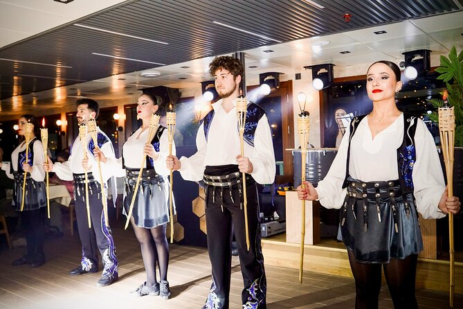 Butalux - Bosphorus Luxury Dinner Cruise - The dinner: included, filling, and designed for a crowd