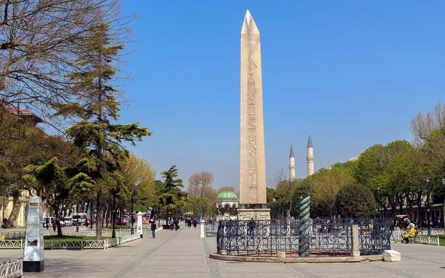 Discover Istanbul Tour: Hagia Sophia to Bosphorus Views - Hagia Sophia and Its Surroundings: The Moment You Understand Istanbul
