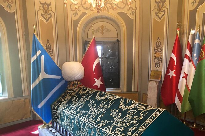 Ertugrul Gazi Tomb, Sogut and Bilecik Tour - Daily from Istanbul - Ertuğrul Gazi Turbesi and the costumed photo moment