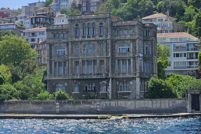 Experience Istanbul: Scenic Bosphorus Cruise with Delicious Lunch - Rumeli Hisarı and Anadolu Hisarı: fortresses that explain the strait