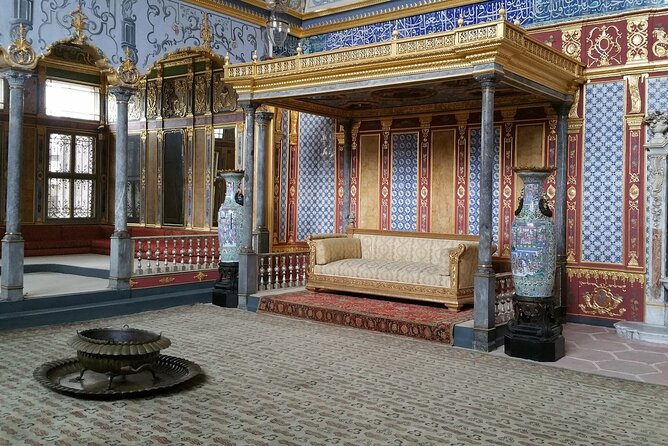 Full-Day Istanbul Old City Walking Tour - Topkapi Palace: Treasury jewels, Baghdad Kiosk, Armory, and courtyards