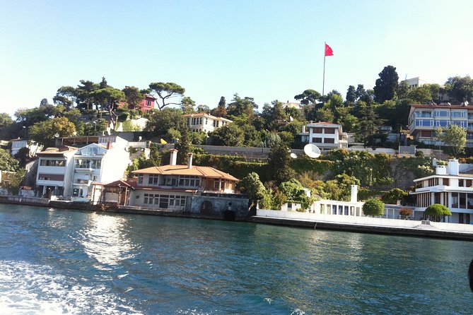Golden Horn and Bosphorus Boat Tour in Istanbul - Boat comfort, seating, and how to plan for the best views