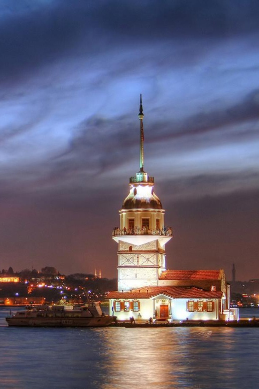 Istanbul: A short trip along the Bosphorus in the evening - Boarding and comfort: your best strategy for an evening cruise