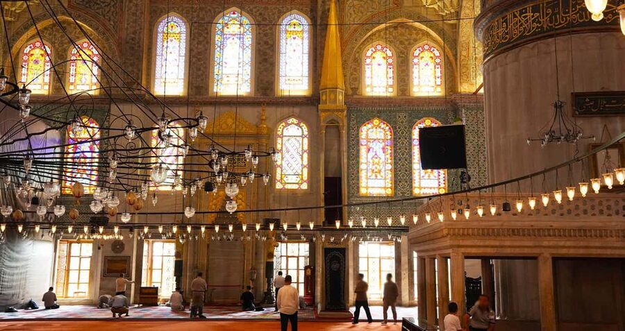 Istanbul: Blue Mosque Guided Tour & Basilica Cistern Ticket - Entering the Blue Mosque: What the Guide’s Hour Does for You