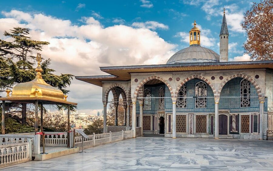 Istanbul: Blue Mosque, Hagia Sofia & Topkapi Palace Day Tour - Lunch at Sultanahmet Square: simple, local, and on the clock