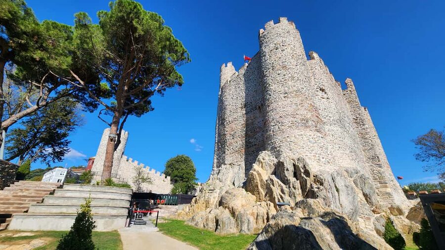 Istanbul: Boat Cruise w/ Snacks & Anatolian Fortress Visit - The phone audio guide in 9 languages: how to use it without getting distracted