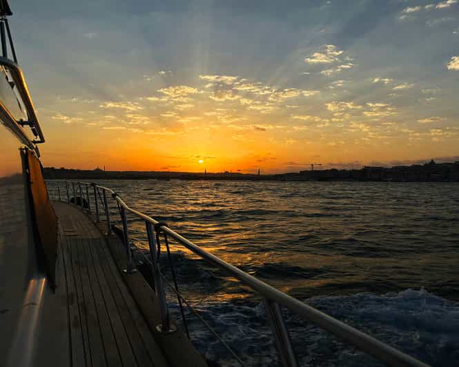 Istanbul: Bosphorus and Golden Horn Sunset Yacht Cruise - A 2-hour Bosphorus and Golden Horn sunset lineup