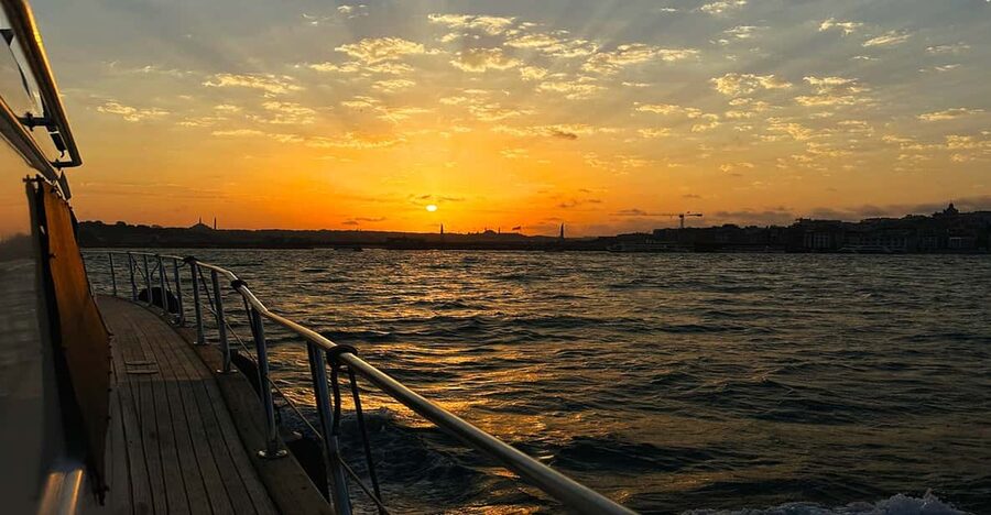 Istanbul: Bosphorus and Golden Horn Sunset Yacht Cruise - Kabataş pier logistics: getting on the boat without stress
