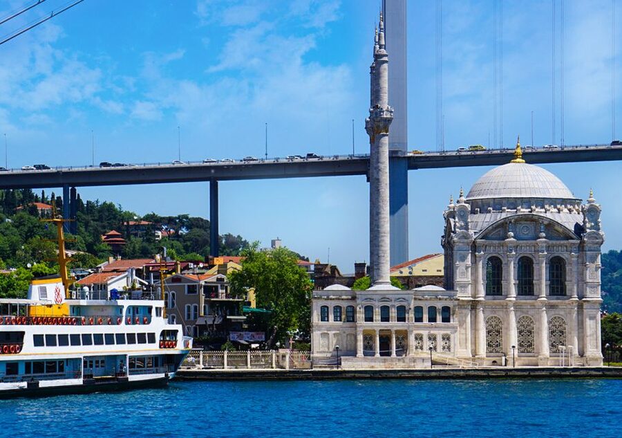 Istanbul: Bosphorus and Golden Horn Tour with Live Guide - Cruising the Bosphorus Strait: Europe and Asia in One Continuous View