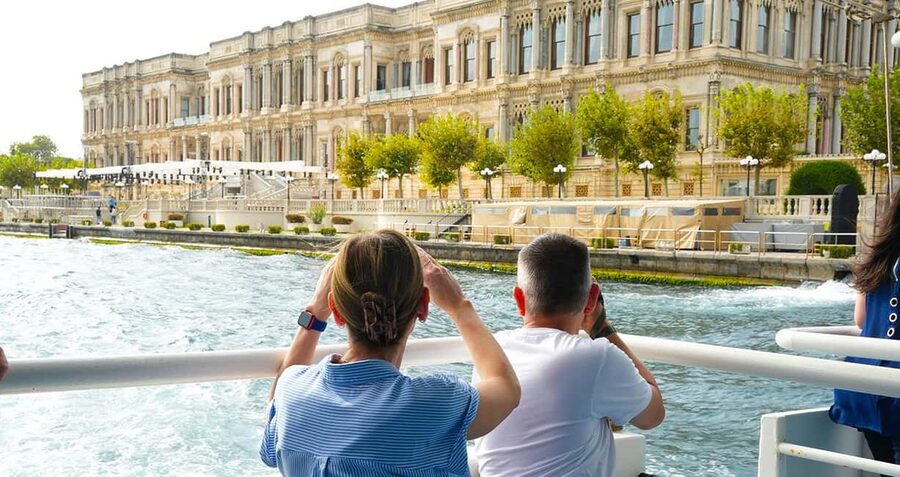 Istanbul: Bosphorus and Golden Horn Tour with Live Guide - The Best View Moments: Skylines, Towers, and Mosque-to-Palace Views