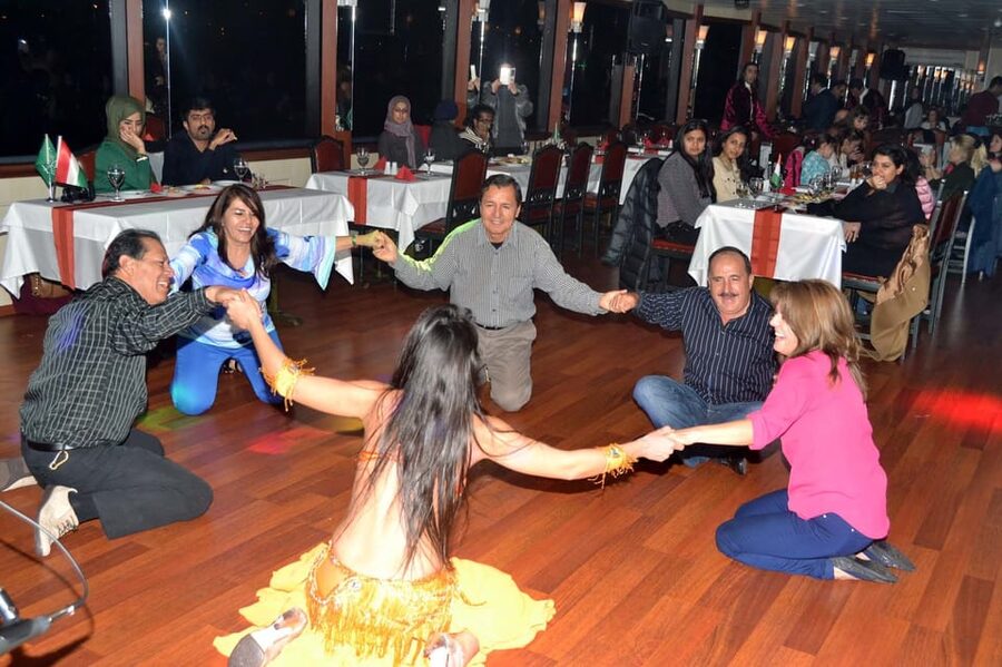 Istanbul: Bosphorus Dinner Cruise Incl. Drinks with Transfer - Dinner on board: fish or meat plus 3 courses