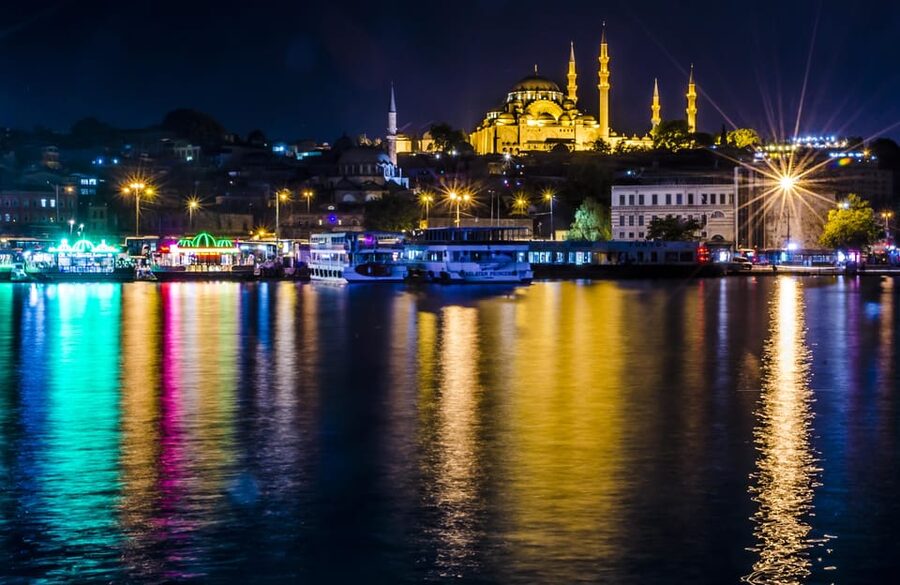 Istanbul: Bosphorus Dinner Cruise Incl. Drinks with Transfer - The entertainment lineup: Turkish dance plus henna, Romany, DJ