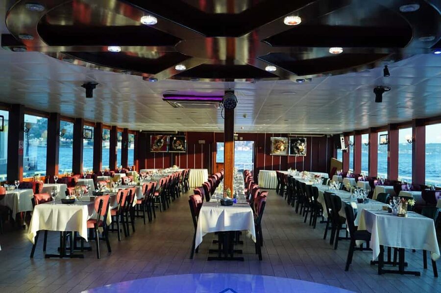 İstanbul:Bosphorus Dinner Cruise & Soft and Alcohol Drinks - A 3-Hour Bosphorus Night With Dinner and Real-Deal Entertainment
