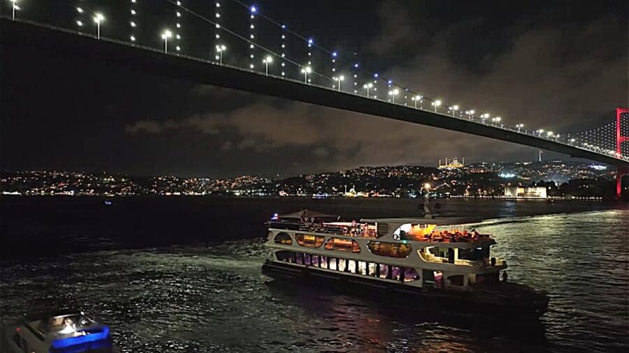 Istanbul: Bosphorus Dinner Cruise with Drinks & Turkish Show - Dinner and drinks: what’s included (and what you may have to pay for)