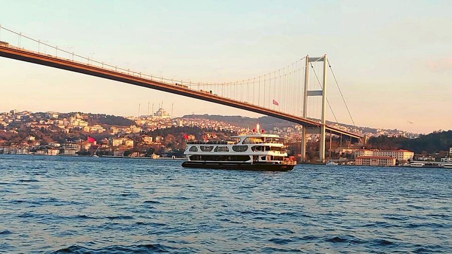 Istanbul: Bosphorus Dinner Cruise with Drinks & Turkish Show - Boarding: meeting point, boat name, and getting a good spot