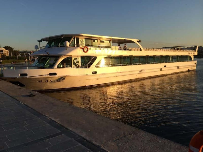 Istanbul: Bosphorus Dinner Cruise with Live Entertainment - Bosphorus at Night: Why This 3-Hour Dinner Cruise Works