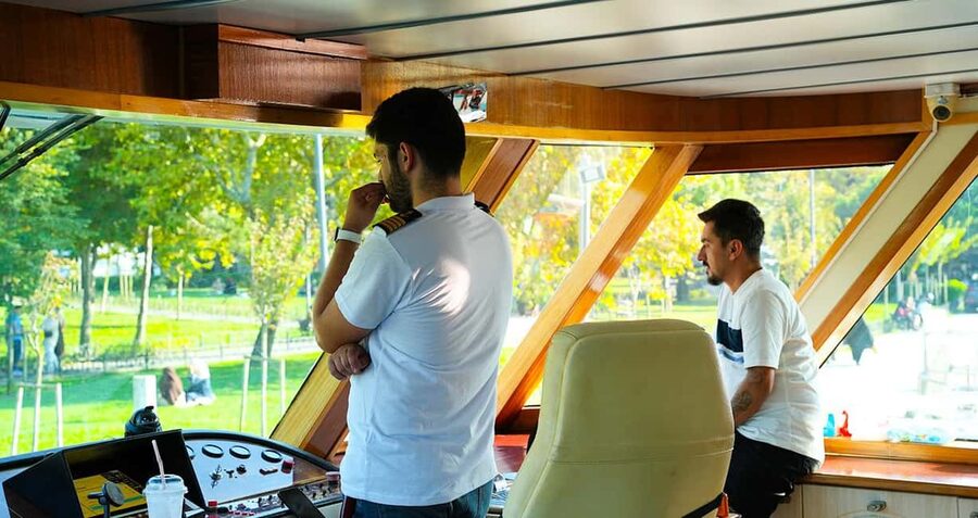 Istanbul: Bosphorus & Golden Horn Cruise Daytime or Sunset - How the live guide and audio system work in real life