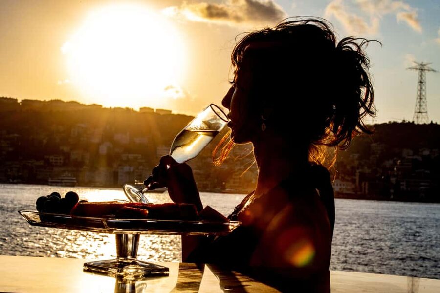 Istanbul: Bosphorus Lunch Cruise with Guide & Drinks - Key highlights to look for