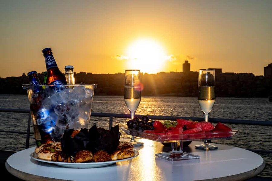 Istanbul: Bosphorus Lunch Cruise with Guide & Drinks - Why this 2.5-hour Bosphorus cruise feels like a smart break