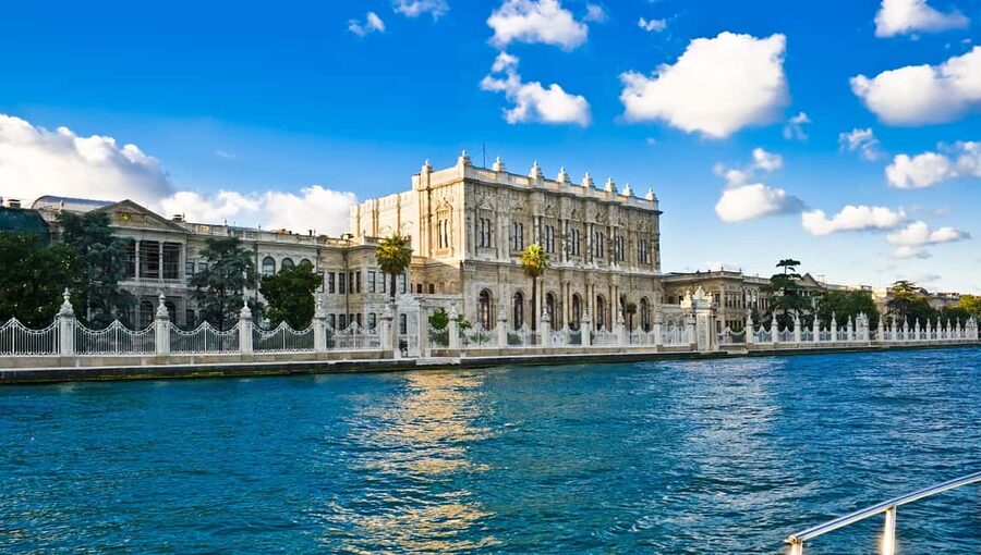 Istanbul: Bosphorus Lunch Cruise with Guide & Drinks - How the licensed guide changes the cruise from nice to memorable