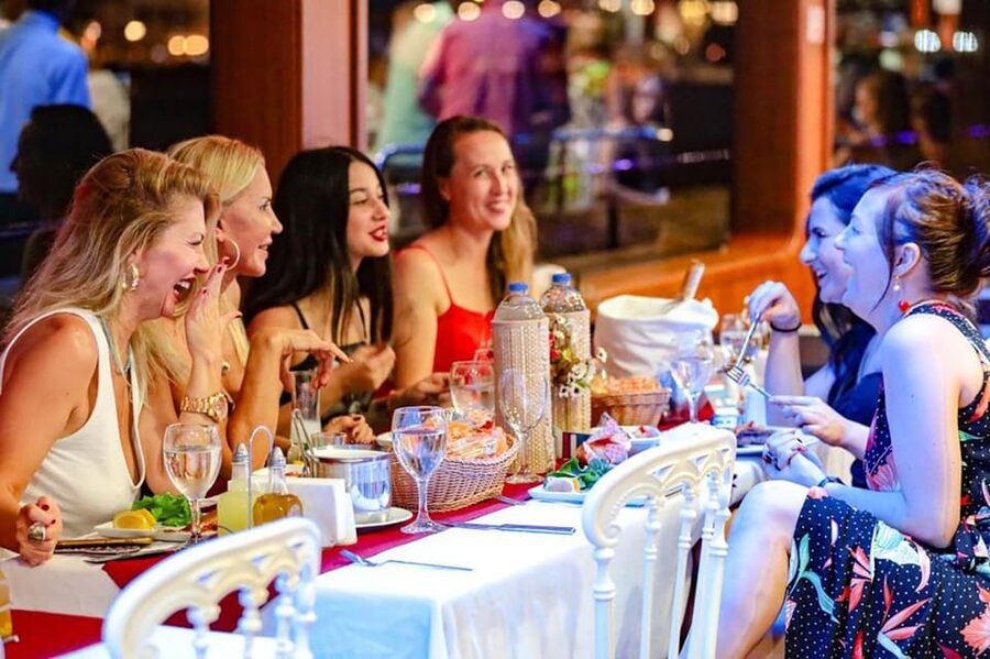 Istanbul: Bosphorus Night Dinner Cruise with Private Table - Private table dinner: what you actually eat (and what to expect)