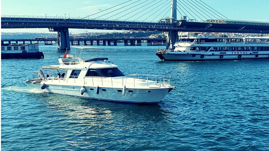 İstanbul: Bosphorus Private Yacht Cruise with Tea and Coffee - Service and Communication: What the Best Reviews Signal