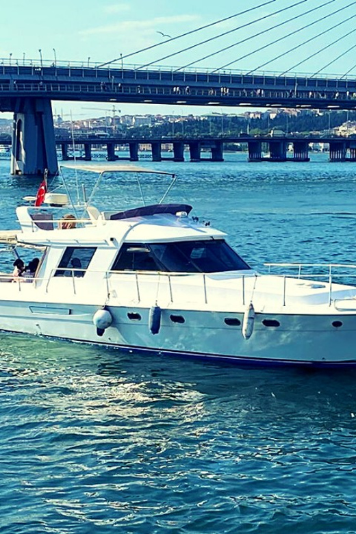 İstanbul: Bosphorus Private Yacht Cruise with Tea and Coffee - Where You Meet the Yacht: Between Galata Bridge and Golden Horn Metro Bridge
