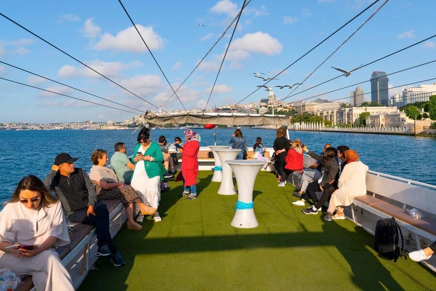 Istanbul: Bosphorus Strait Sightseeing Cruise & Audio Guide - Getting to Dentur Avrasya at the Kabataş pier (what to look for)