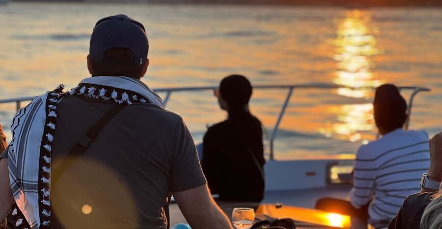 Istanbul: Bosphorus Sunset Cruise on a Luxury Yacht - Üsküdar and Maiden’s Tower: the skyline’s favorite character