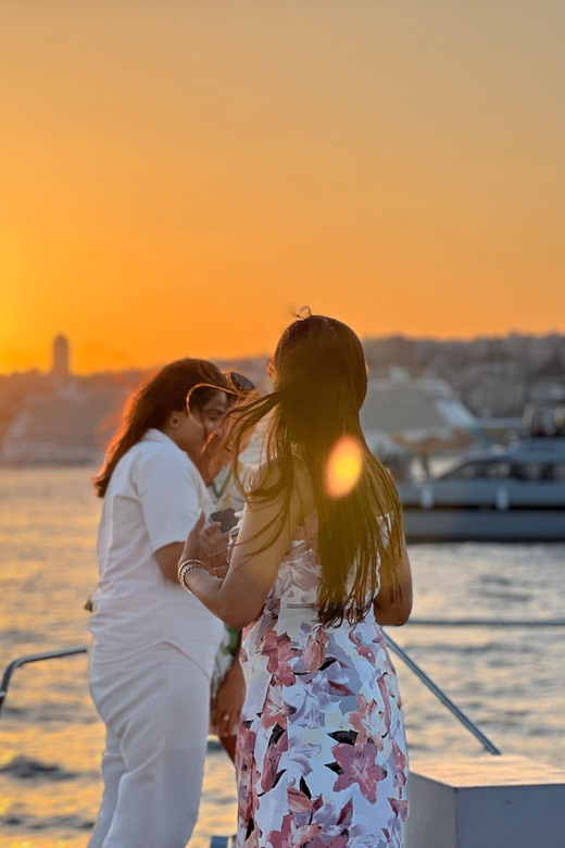 Istanbul: Bosphorus Sunset Cruise on a Luxury Yacht - Bridges and forts: the Bosphorus gets strategic