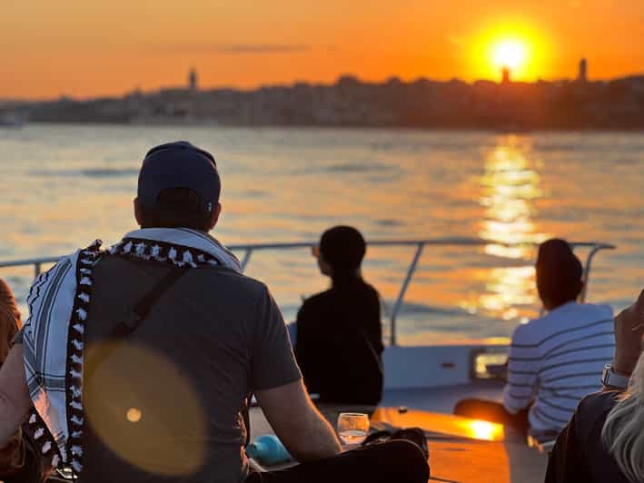 Istanbul: Bosphorus Sunset Cruise on a Luxury Yacht - Onboard comfort and the snack-and-drink setup that actually works