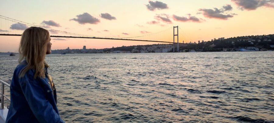 Istanbul: Bosphorus Sunset Cruise on Yacht with Live Guide - Maiden’s Tower at sunset: the photo moment with actual breathing room