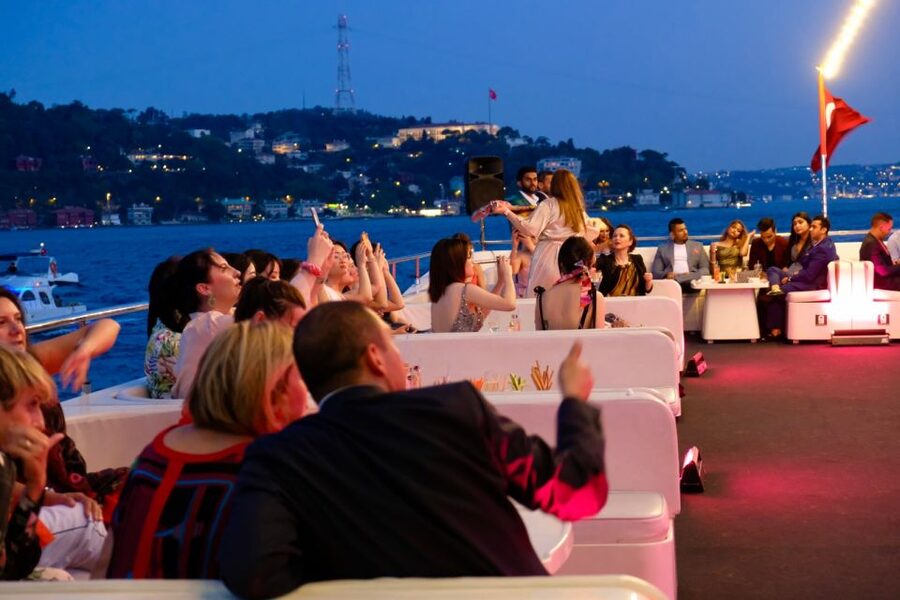Istanbul: Bosphorus Sunset Cruise with Dinner - Where You Meet (Kabataş Area) and How to Get Oriented Fast