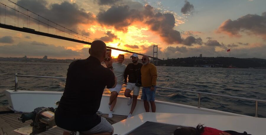 Istanbul: Bosphorus Sunset Cruise with Snacks and Wine - Why a Bosphorus sunset cruise feels like double-vision