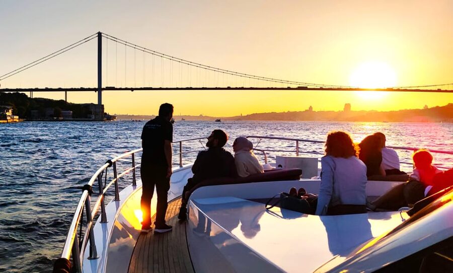 Istanbul: Bosphorus Sunset Yacht Cruise with Live Guide - Getting to Kabataş: the one part that can trip you up