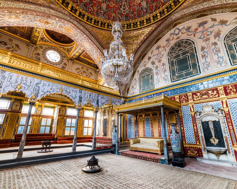 Istanbul City Walk: Blue Mosque, Old Town & Hippodrome - Old Town on foot in 1.5 hours: what this walk covers