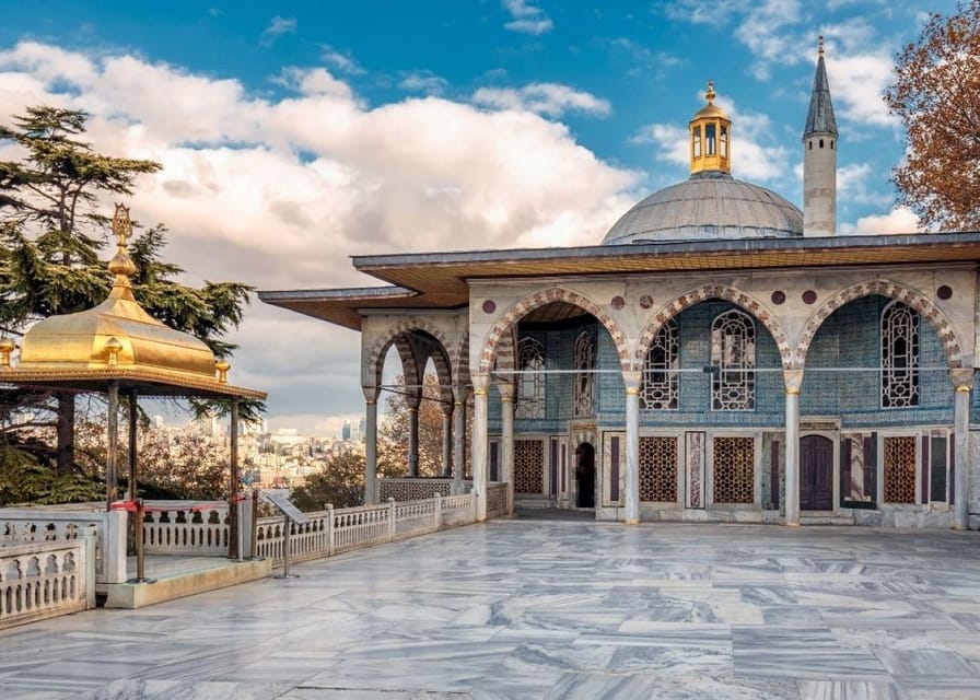 Istanbul Combo: Topkapi Palace & Galata Tower - Entering Topkapi Palace with hosted entry (and what the guide does)