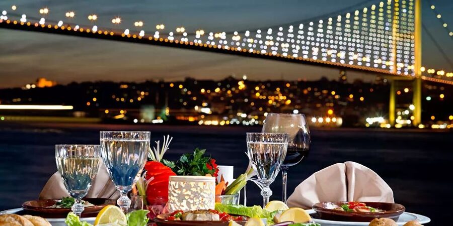 Istanbul: Dinner Cruise on the Bosphorus - Space, Seating, and Comfort on Board
