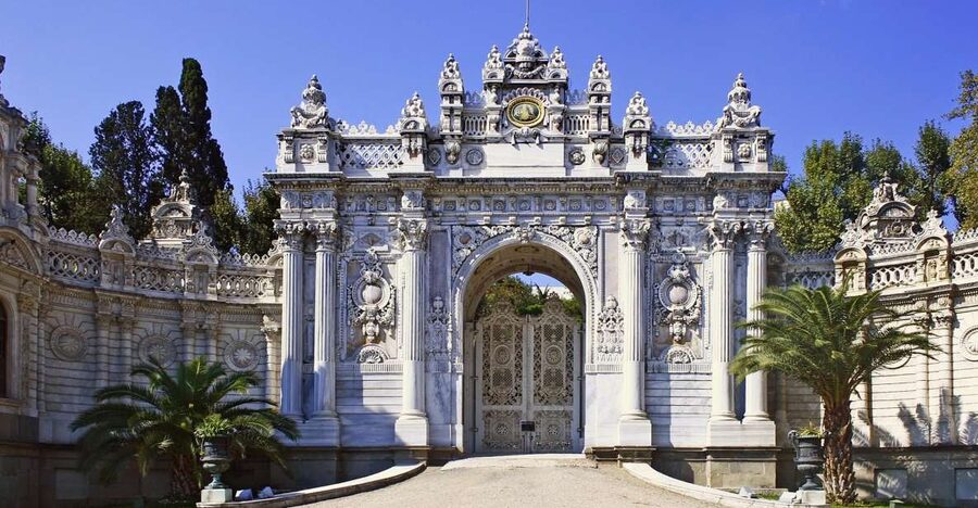 Istanbul: Dolmabahce Palace and Grand Bazaar Tour - Dolmabahçe Palace by the Bosphorus: Ottoman power, in rooms you can read