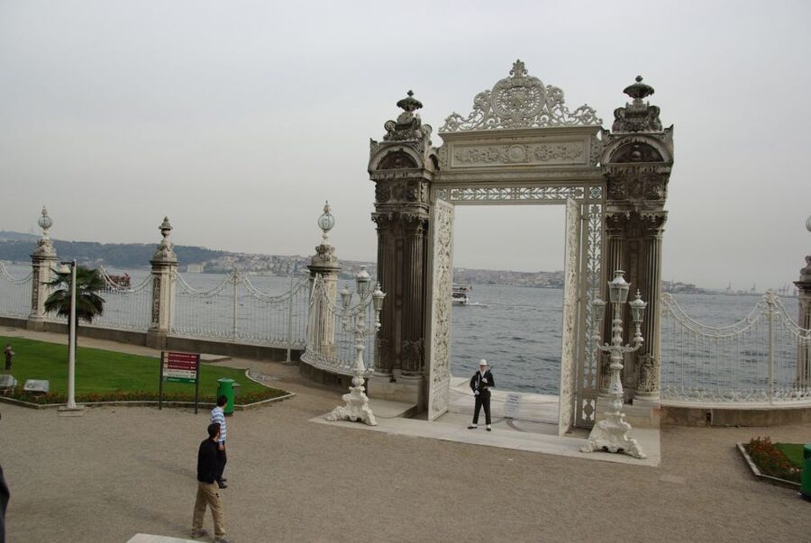 Istanbul: Dolmabahce Palace and Grand Bazaar Tour - Dolmabahçe Palace visit: what you’ll see and what you should pay attention to