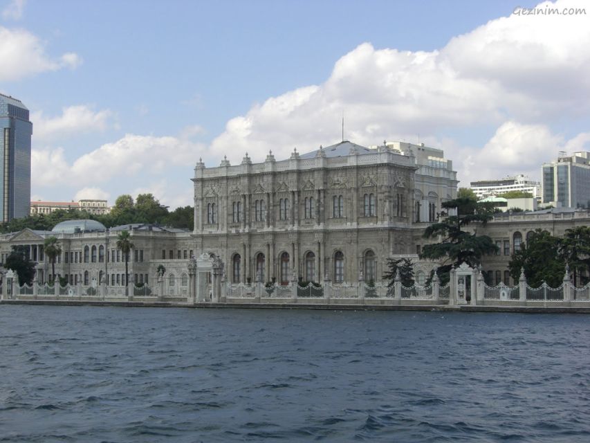 Istanbul: Dolmabahçe Palace and Uskudar Guided Tour - Uskudar Ottoman Quarter: Mosques, Short Stops, and a Coffee Moment