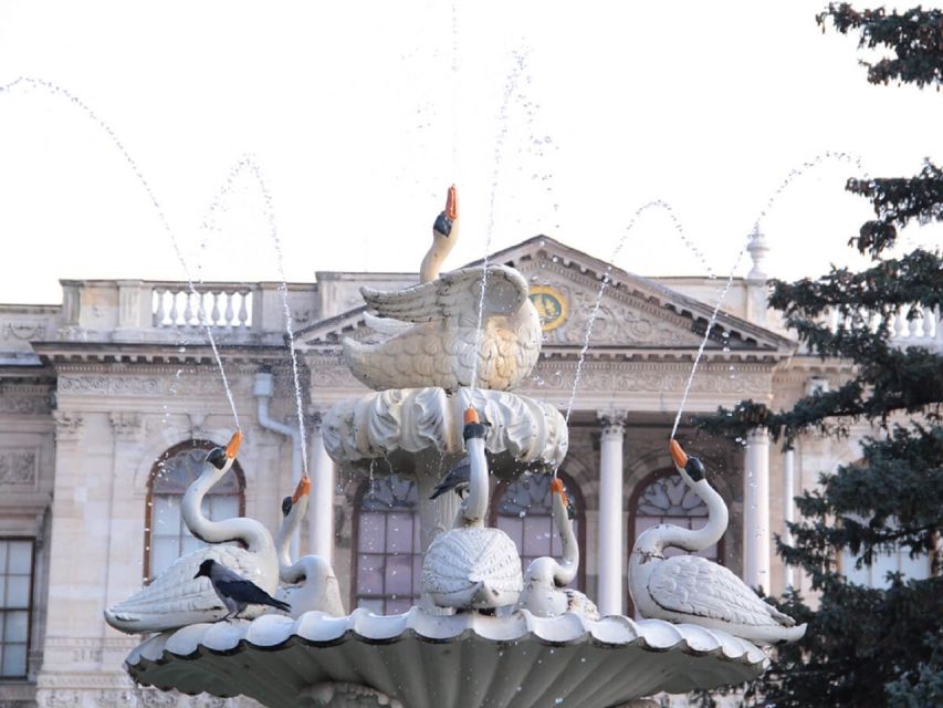 Istanbul: Dolmabahçe Palace and Uskudar Guided Tour - Views Over the Bosphorus: Why the Outside Time Matters