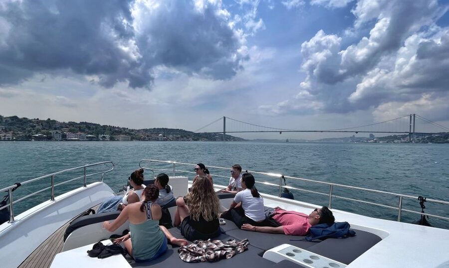 Istanbul: Dolmabahce Palace Tour and Bosphorus Yacht Cruise - The included snacks and drinks: small touches that make the boat more fun