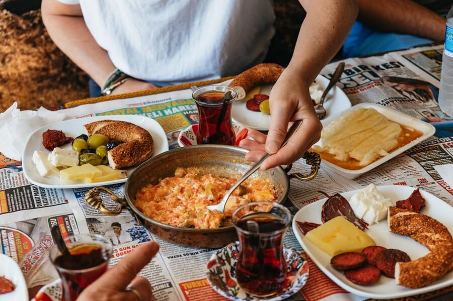 Istanbul: European and Asian Side Guided Foodie Walking Tour - Key things that make this food tour work