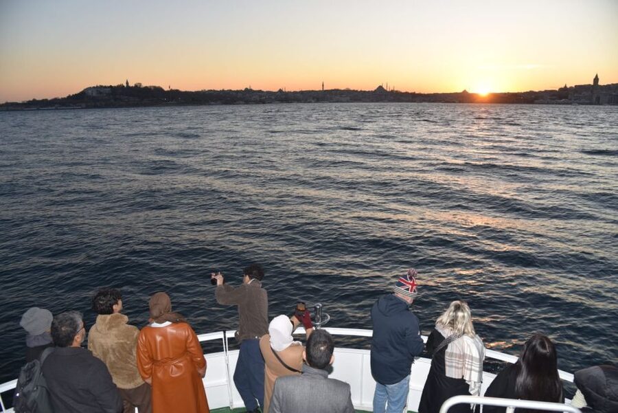Istanbul: Explore Bosphorous on a Sunset Boat Cruise - Price and value: why about $12 can work for Istanbul